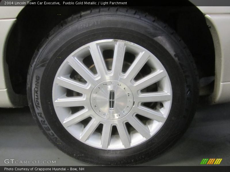 Pueblo Gold Metallic / Light Parchment 2004 Lincoln Town Car Executive