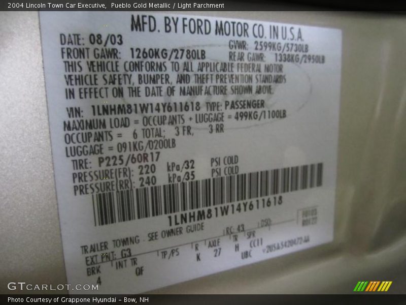 Pueblo Gold Metallic / Light Parchment 2004 Lincoln Town Car Executive