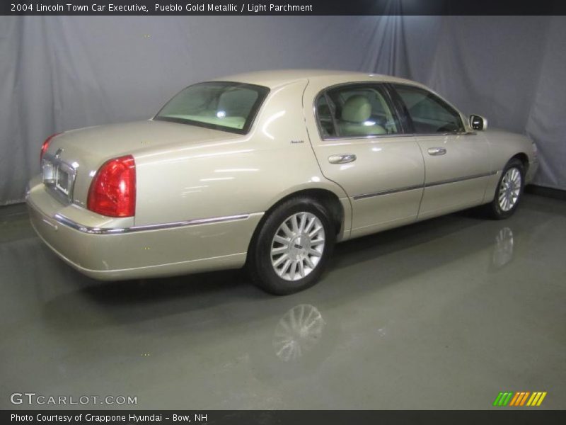 Pueblo Gold Metallic / Light Parchment 2004 Lincoln Town Car Executive