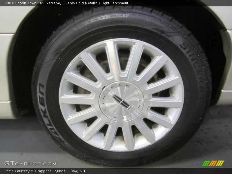 Pueblo Gold Metallic / Light Parchment 2004 Lincoln Town Car Executive