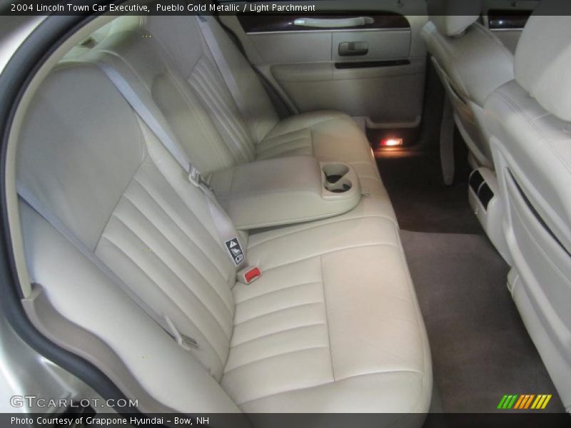 Pueblo Gold Metallic / Light Parchment 2004 Lincoln Town Car Executive