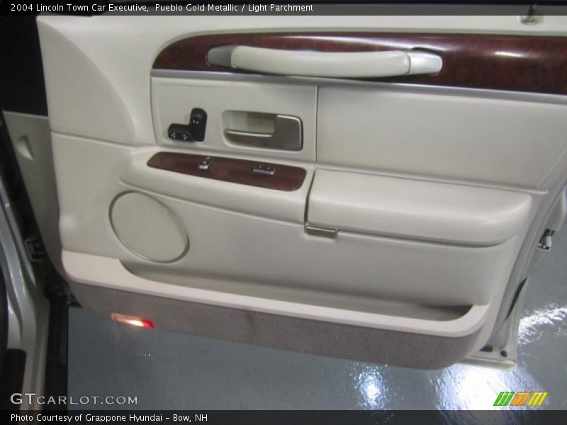 Pueblo Gold Metallic / Light Parchment 2004 Lincoln Town Car Executive