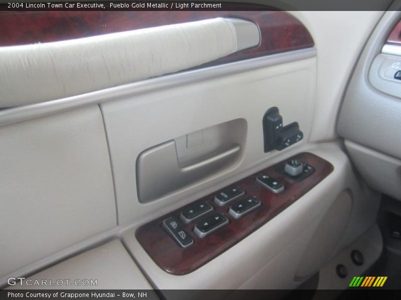 Pueblo Gold Metallic / Light Parchment 2004 Lincoln Town Car Executive