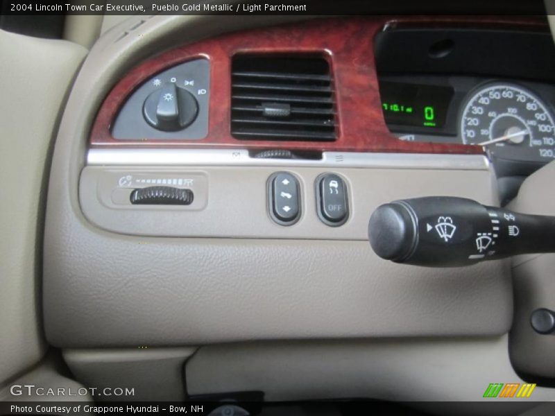 Pueblo Gold Metallic / Light Parchment 2004 Lincoln Town Car Executive