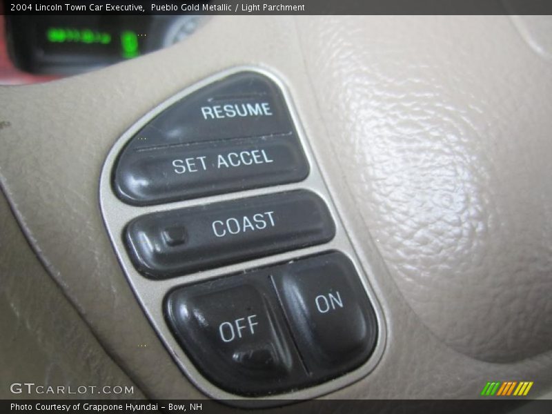 Pueblo Gold Metallic / Light Parchment 2004 Lincoln Town Car Executive