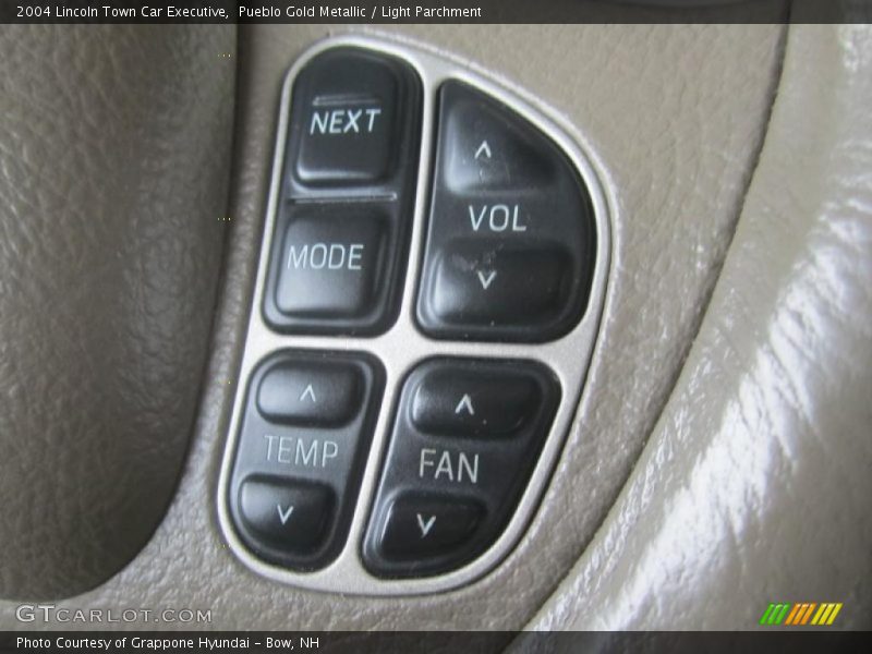 Pueblo Gold Metallic / Light Parchment 2004 Lincoln Town Car Executive