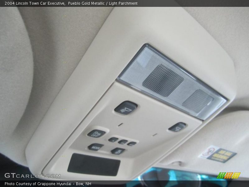 Pueblo Gold Metallic / Light Parchment 2004 Lincoln Town Car Executive