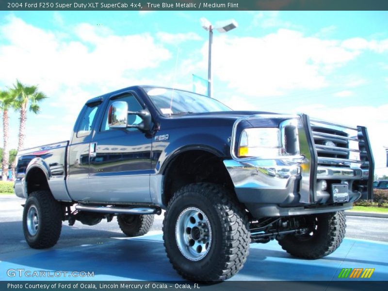 Front 3/4 View of 2004 F250 Super Duty XLT SuperCab 4x4