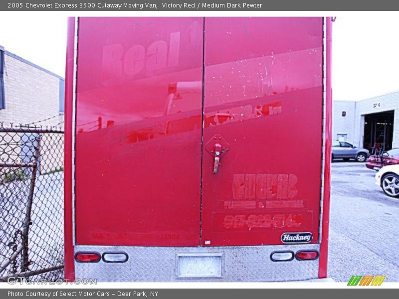 Victory Red / Medium Dark Pewter 2005 Chevrolet Express 3500 Cutaway Moving Van