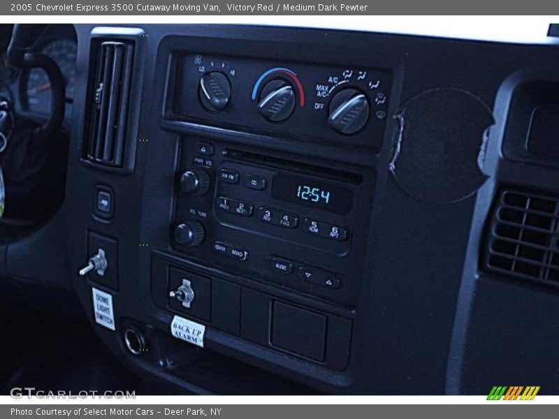 Victory Red / Medium Dark Pewter 2005 Chevrolet Express 3500 Cutaway Moving Van