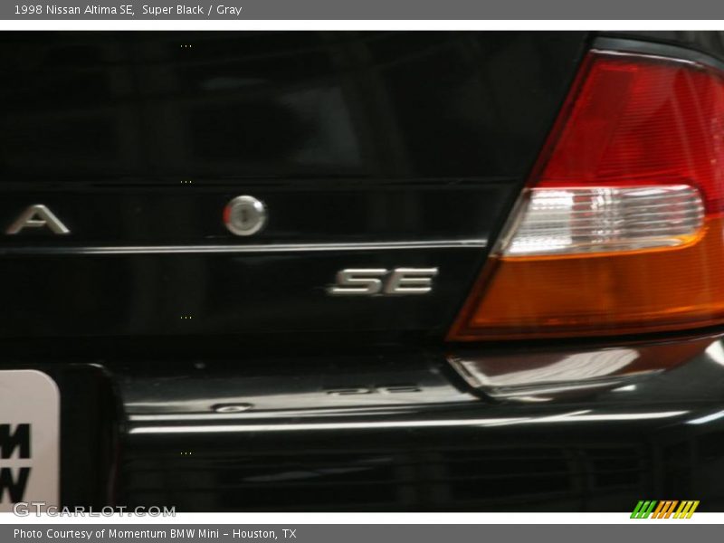 Super Black / Gray 1998 Nissan Altima SE