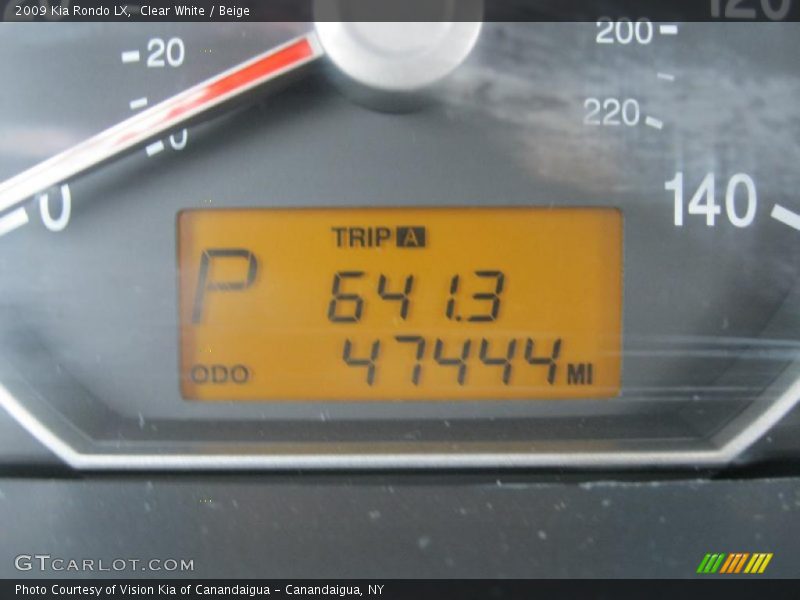 Clear White / Beige 2009 Kia Rondo LX