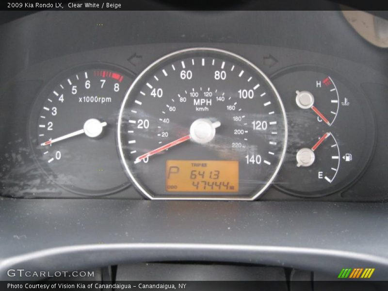 Clear White / Beige 2009 Kia Rondo LX