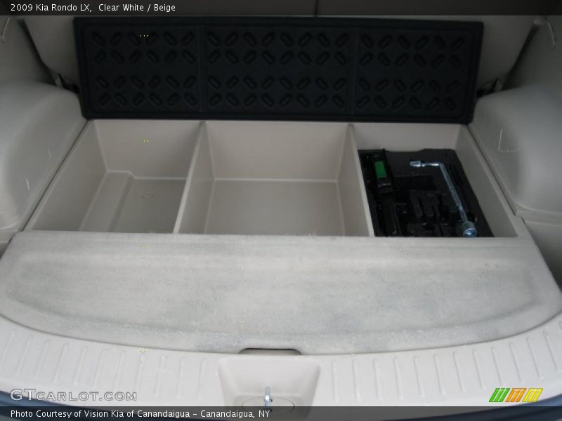 Clear White / Beige 2009 Kia Rondo LX