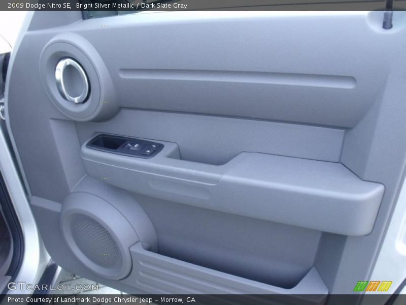 Bright Silver Metallic / Dark Slate Gray 2009 Dodge Nitro SE