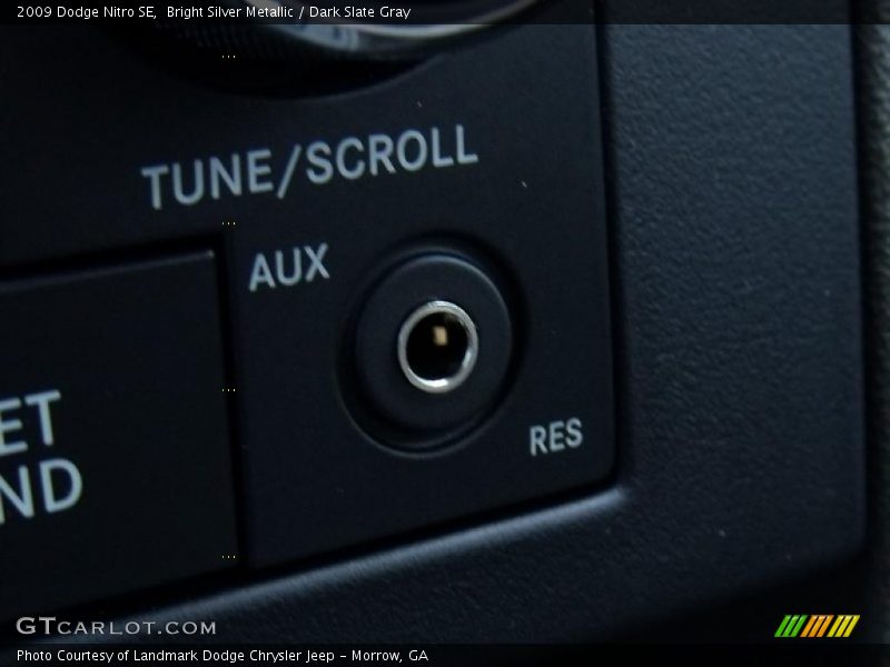 Bright Silver Metallic / Dark Slate Gray 2009 Dodge Nitro SE