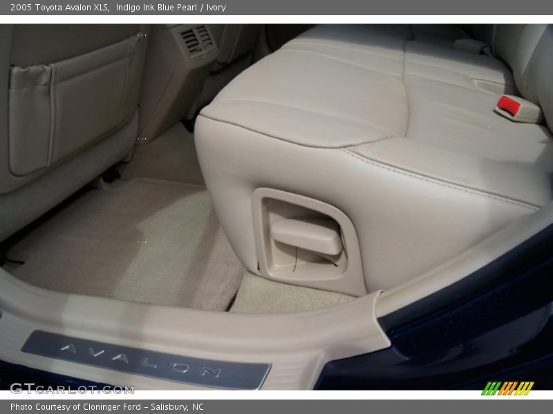 Indigo Ink Blue Pearl / Ivory 2005 Toyota Avalon XLS