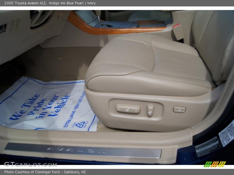 Indigo Ink Blue Pearl / Ivory 2005 Toyota Avalon XLS