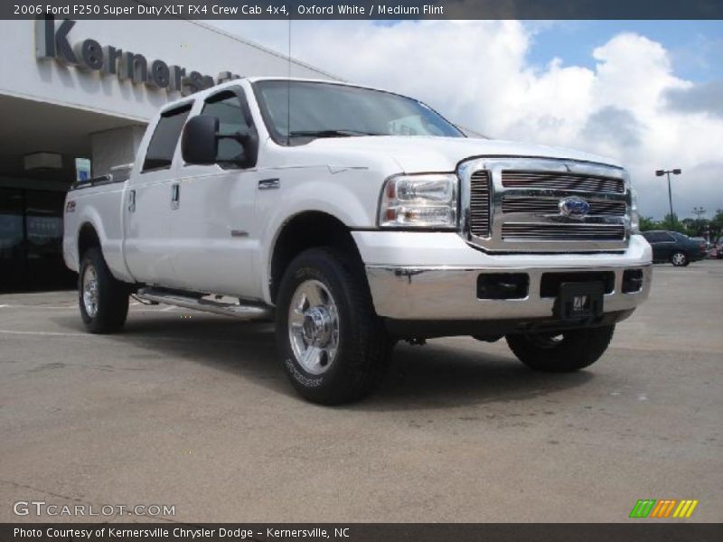 Oxford White / Medium Flint 2006 Ford F250 Super Duty XLT FX4 Crew Cab 4x4