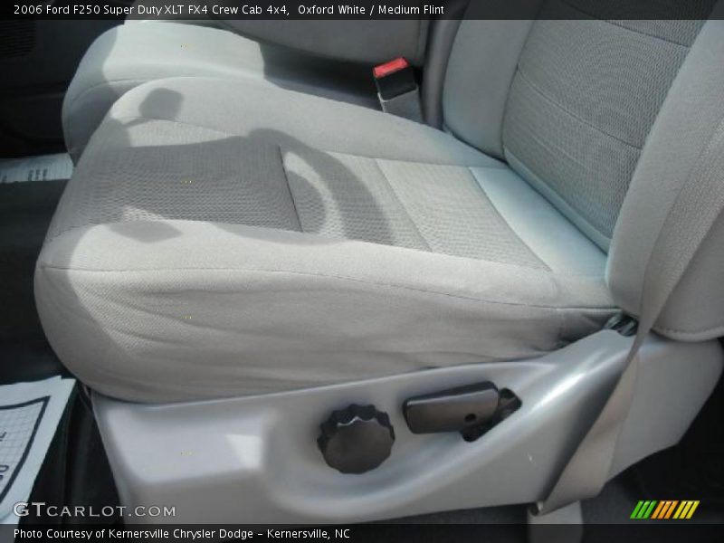 Oxford White / Medium Flint 2006 Ford F250 Super Duty XLT FX4 Crew Cab 4x4