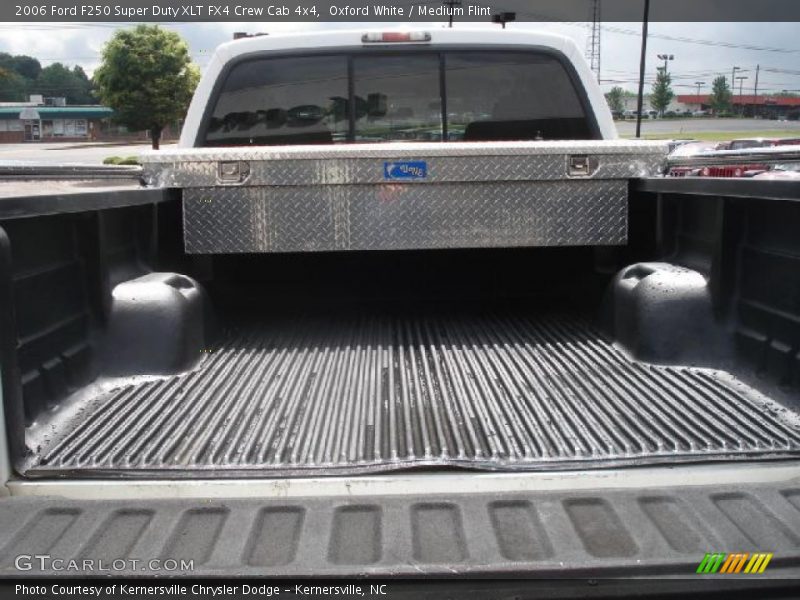 Oxford White / Medium Flint 2006 Ford F250 Super Duty XLT FX4 Crew Cab 4x4