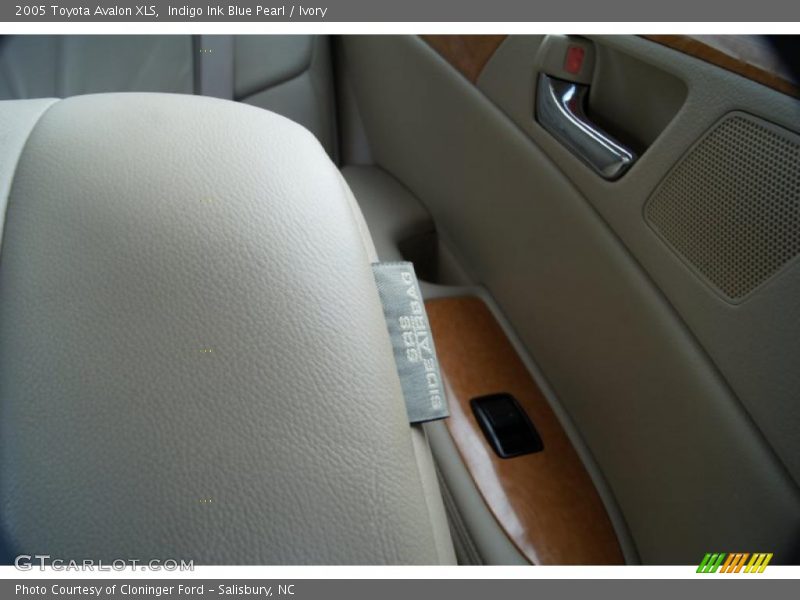 Indigo Ink Blue Pearl / Ivory 2005 Toyota Avalon XLS