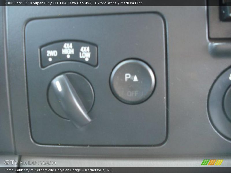 Oxford White / Medium Flint 2006 Ford F250 Super Duty XLT FX4 Crew Cab 4x4