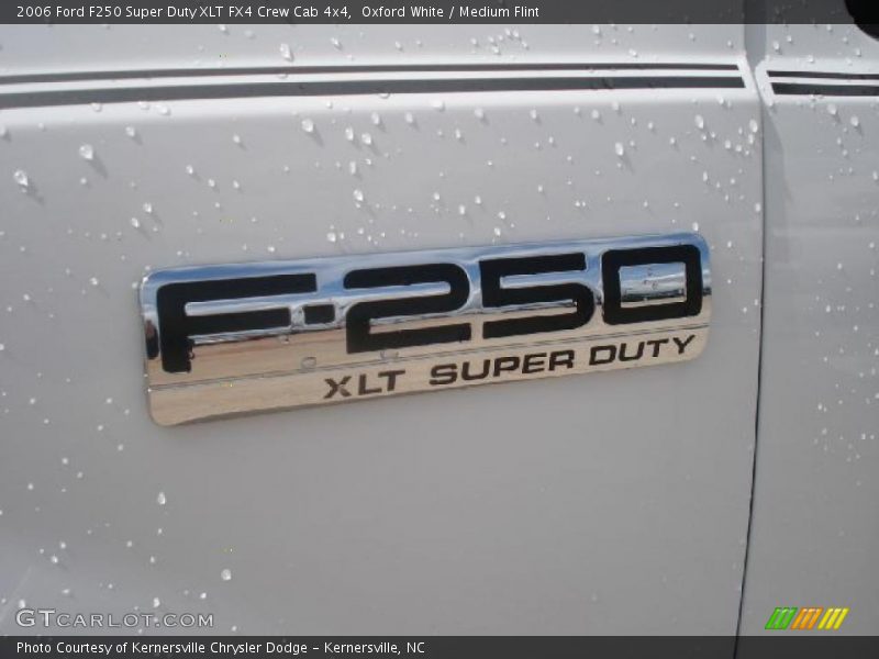 Oxford White / Medium Flint 2006 Ford F250 Super Duty XLT FX4 Crew Cab 4x4