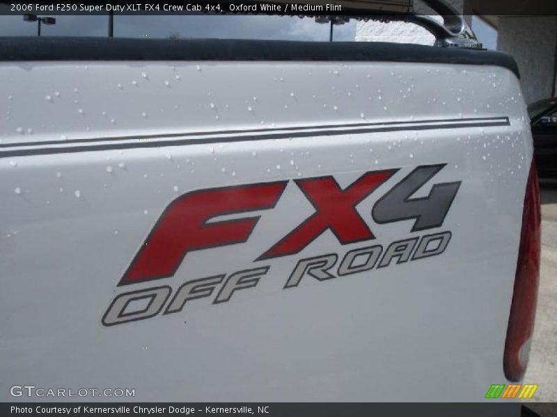 Oxford White / Medium Flint 2006 Ford F250 Super Duty XLT FX4 Crew Cab 4x4