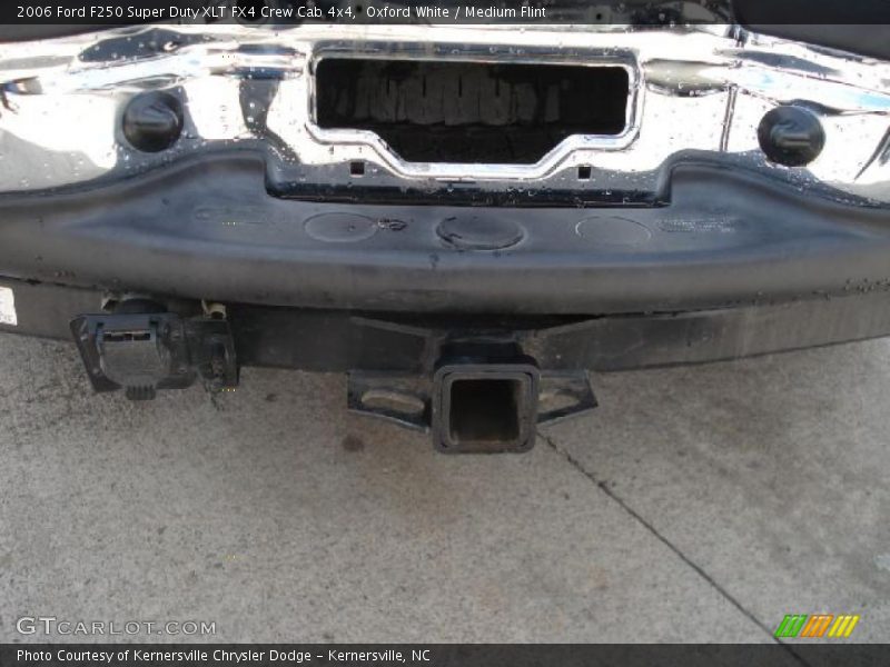 Oxford White / Medium Flint 2006 Ford F250 Super Duty XLT FX4 Crew Cab 4x4