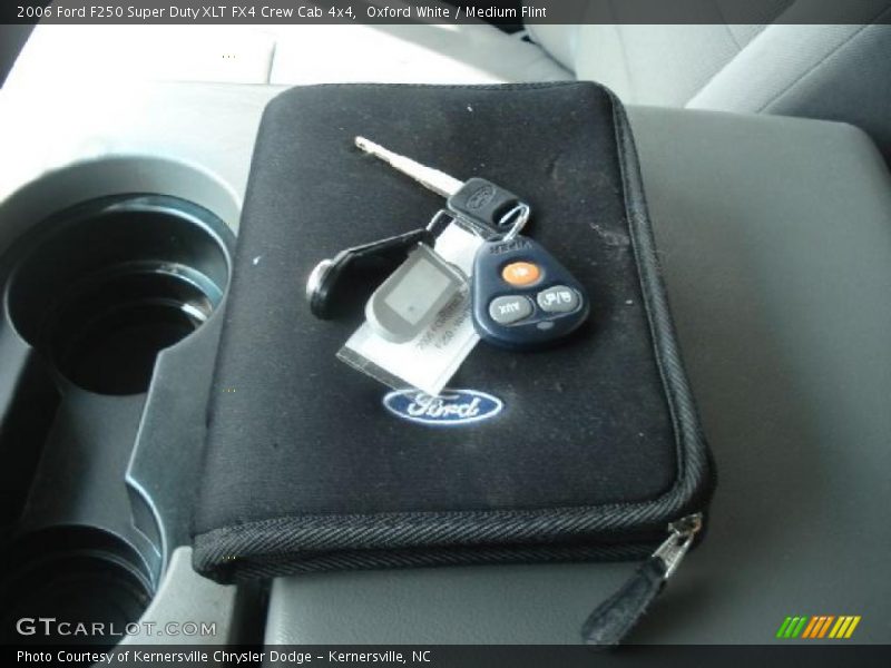 Oxford White / Medium Flint 2006 Ford F250 Super Duty XLT FX4 Crew Cab 4x4