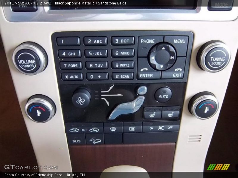 Controls of 2011 XC70 3.2 AWD