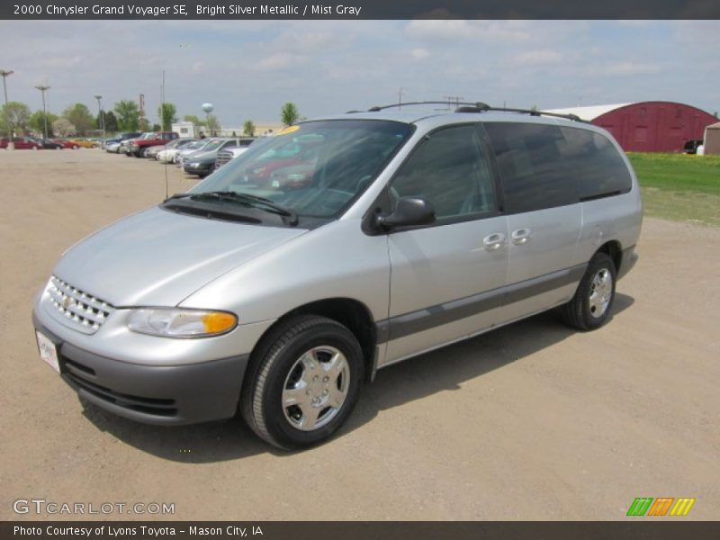 Front 3/4 View of 2000 Grand Voyager SE