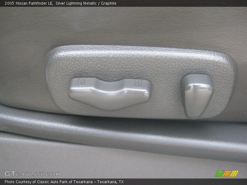 Silver Lightning Metallic / Graphite 2005 Nissan Pathfinder LE