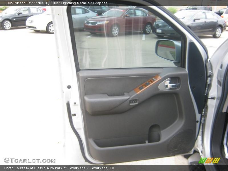 Silver Lightning Metallic / Graphite 2005 Nissan Pathfinder LE