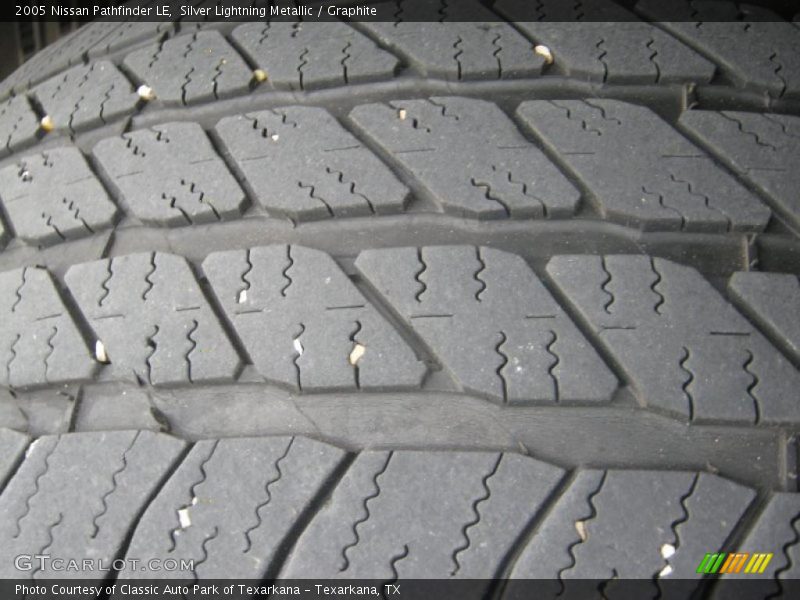 Silver Lightning Metallic / Graphite 2005 Nissan Pathfinder LE
