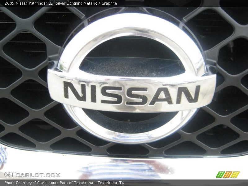 Silver Lightning Metallic / Graphite 2005 Nissan Pathfinder LE