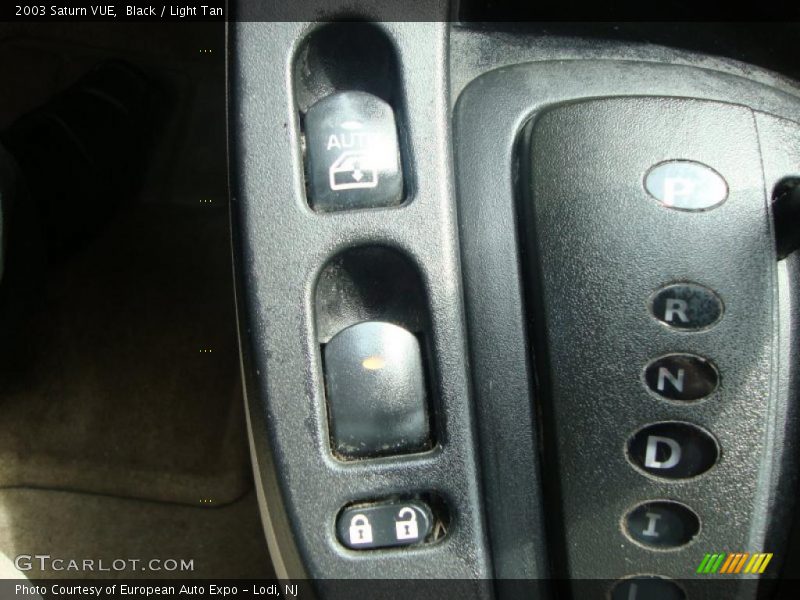 Black / Light Tan 2003 Saturn VUE
