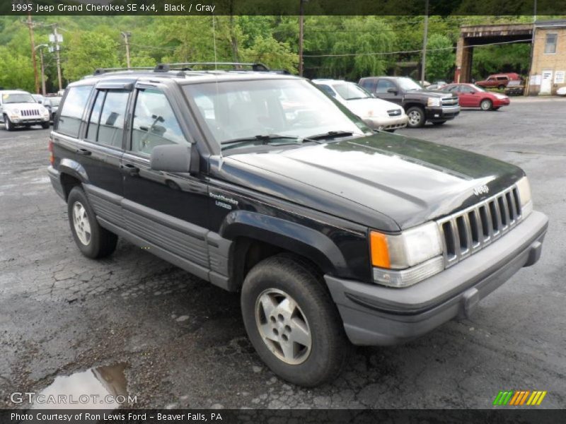 Front 3/4 View of 1995 Grand Cherokee SE 4x4