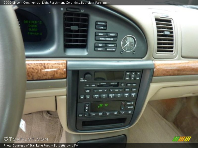 Light Parchment Gold Metallic / Light Parchment 2002 Lincoln Continental