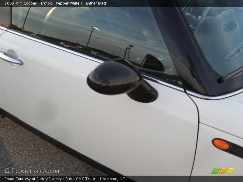 Pepper White / Panther Black 2005 Mini Cooper Hardtop