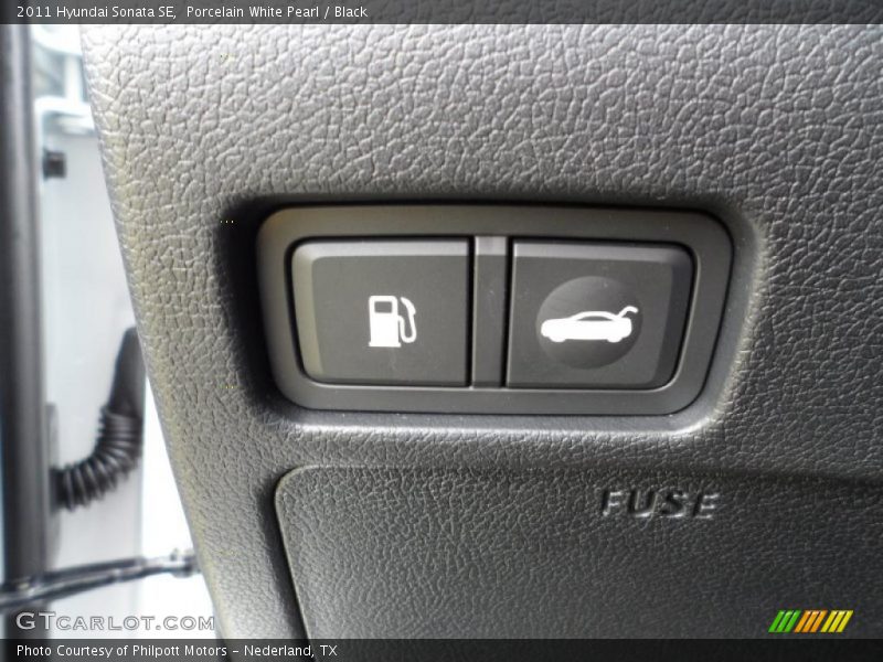 Porcelain White Pearl / Black 2011 Hyundai Sonata SE