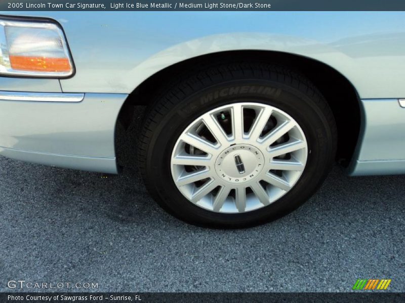Light Ice Blue Metallic / Medium Light Stone/Dark Stone 2005 Lincoln Town Car Signature
