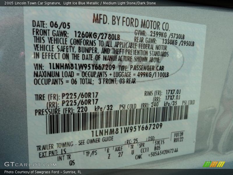 Light Ice Blue Metallic / Medium Light Stone/Dark Stone 2005 Lincoln Town Car Signature