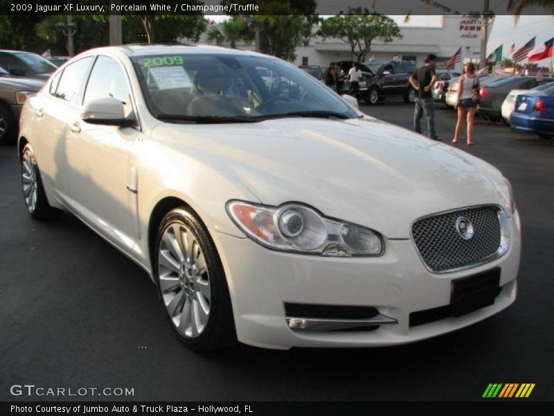 Front 3/4 View of 2009 XF Luxury