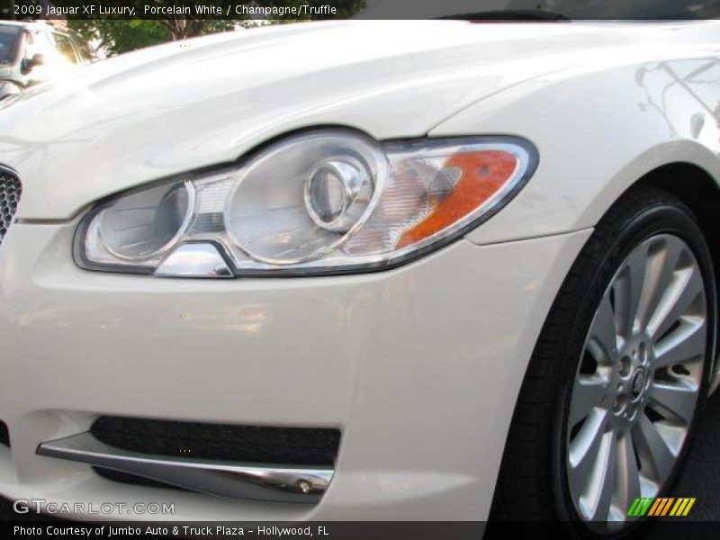 Porcelain White / Champagne/Truffle 2009 Jaguar XF Luxury