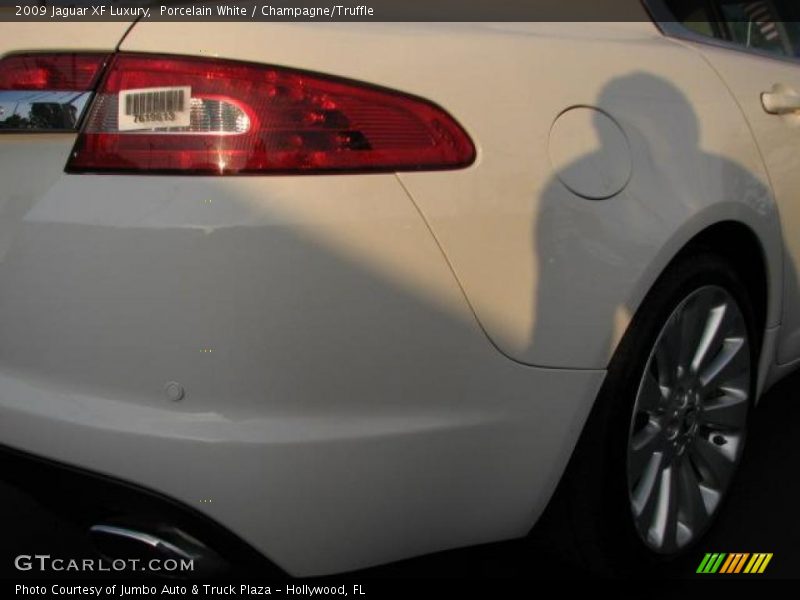 Porcelain White / Champagne/Truffle 2009 Jaguar XF Luxury