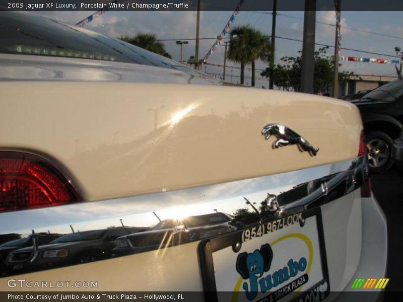 Porcelain White / Champagne/Truffle 2009 Jaguar XF Luxury