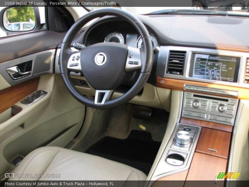 Dashboard of 2009 XF Luxury
