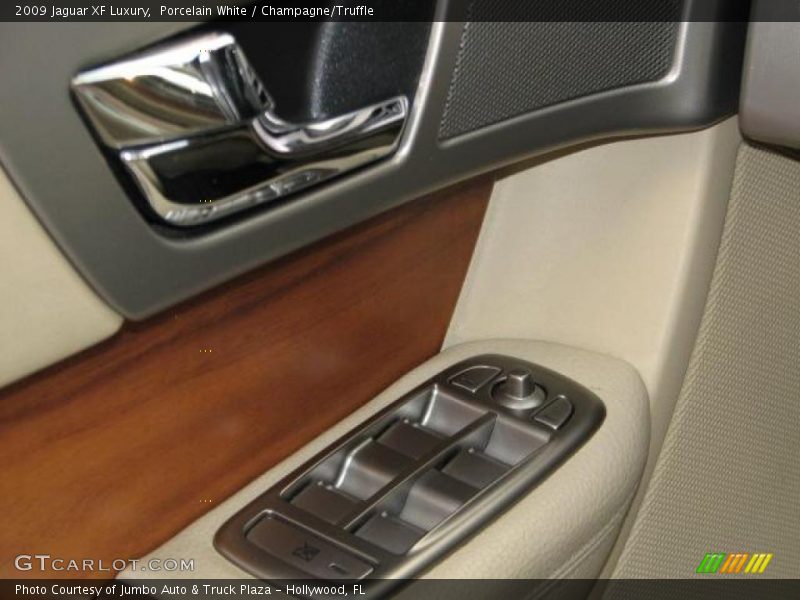 Porcelain White / Champagne/Truffle 2009 Jaguar XF Luxury